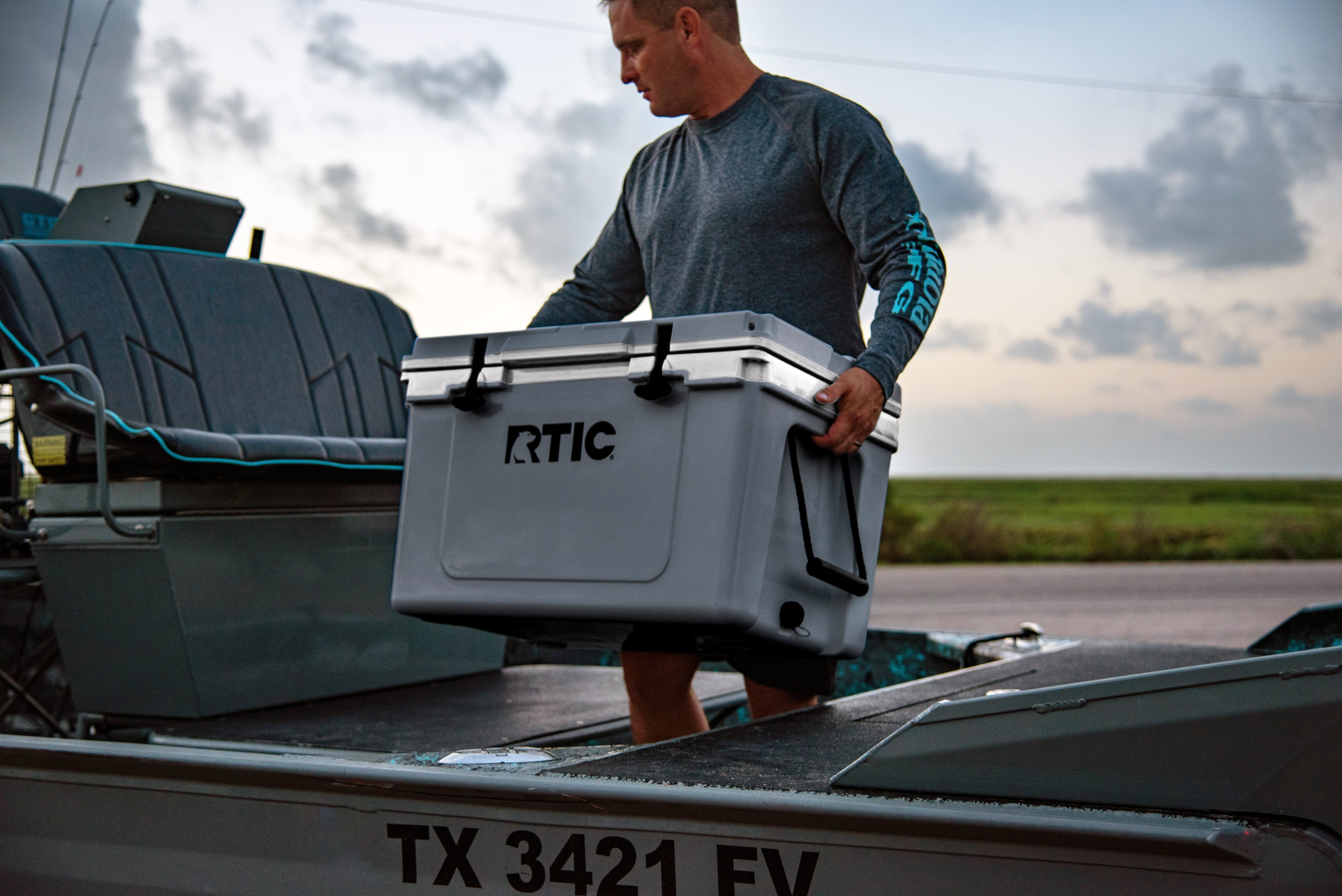 クーラーボックスRTIC52 Ultra-Light HardCooler Amazon.com : RTIC Ultra-Light 52 Quart Hard Cooler Insulated